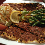 Yıldız Turkish Restaurant & Bar ユルディズ トルコレストラン - ひき肉の薄焼きピザ
