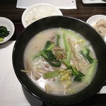 恵比寿餃子 大豊記 - 蒸し鶏と野菜の白湯煮込み麺