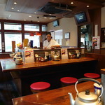 元祖熟成細麺　香来 壬生本店 - 磨きこまれたカウンター