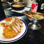 カレー屋アカマル - 豚ロースカツカレーライス¥1350,炙りチーズ¥100,目玉焼き¥150