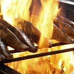 わら焼 宿酔 - 店内で焼くわら焼きは絶品です。