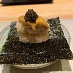 鮨 由う - 北海道噴火湾産 毛蟹と藍島産アカウニ軍艦 
      由うオリジナルキャビアのせ