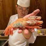 鮨 由う - 尾崎大将 牡丹海老でいつもの決めポーズ