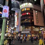 マクドナルド - 2019/09 渋谷センター街の中ほどの交差点角にあるマクドナルド 渋谷センター街店。この頃、夜に限らす、店の前には怪しい外人がいっぱいなのだ。