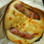 カカポ・ベーカリー - ハーブソーセージとザワークラウトのフォカッチャ240円(税込)