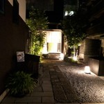 炭火割烹 白坂 - 素敵なアプローチ