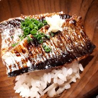 炭火割烹 白坂 - 秋刀魚丼　牛蒡の炊き込み御飯の上に北海道の秋刀魚❗