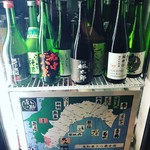 わら焼 宿酔 - 店内ショーケースから日本酒もお選び頂けます。
