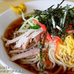 萬来軒 - 冷し中華を大盛りにすると、ラーメン鉢で出てきます