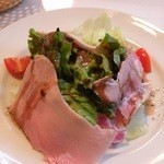 イタリア料理オピューム - 季節の野菜とプロシュートのサラダ