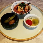 中国意境菜 白燕 - 前菜三種（よだれ鶏･トマトとアロエの甘酢･枝豆、ピーナッツの紹興酒粕漬）