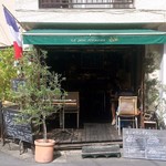 ル プティ レストラン エピ - フランスの国旗が目印の外観