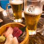 上野 アメ屋横丁 トロ函 - ビールと刺身三点盛り