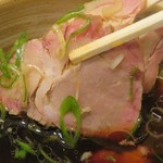 迂直 - つけ汁の中のチャーシュー