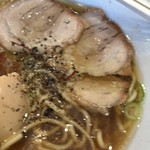 ラーメン鈴蘭 - 胡椒と塩追加