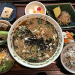 Bonjuan - 麺ランチ 1380円
                        黒胡麻坦々麺&日替わり一品メイン。オカズいっぱい！