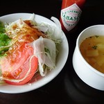 わかの屋 - サラダとスープ。