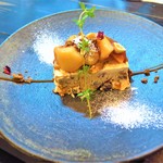 菓酒店 jira - ヘーゼルナッツとくるみ ドライフルーツのヌガーグラッセ りんごのロースト添え