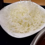 とんかつ工房 + - たれかつ丼に敷いているキャベツと別に皿盛り。