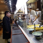 丸龜製麵 - 日本と同じ 対面調理対面販売です。