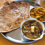 インディアン・レストラン　ロタ - バングラ日替わりカレー♪(ハリム、野菜カレー、ポロタ)サラダとドリンク付き。
            