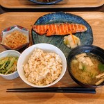 食堂コヨミ - 甘塩銀鮭焼き定食:1000円税込