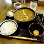 日の出うどん - ［2019/08］特カレーうどん・中辛(1000円)＋ライス・小小(120円)＋生玉子