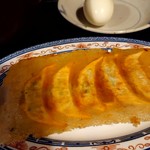 青山ふーちん - 羽根つき餃子とサービスのゆで卵。