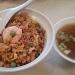 奇珍 - 炒飯と添付のスープ