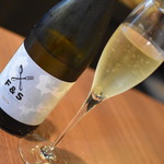 ワインバー バッカス - ハッピーアワーセット（１，１００円＋２００円）の『フォーク＆スプーン　スパークリング　ブリュットNV』