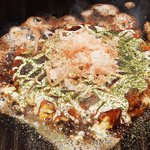 Nan Iwa No Okono Miyaki Jiro - ⑥２分後もう一度裏返してマヨ・かつお・青のりをふりかけて、ふっくらした美味しいお好み焼の出来上がり！