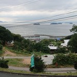 SeaSideFarm nambabokujou aisuyasan - 窓辺から牧場と瀬戸内海
