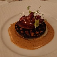 ザ・クルーズクラブ東京 - 丸茄子のグリルにフォアグラとフランス産ジロル茸添え 焼きトウモロコシのクリームソース