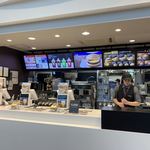 McDonald's - 2019/09 スマホの日本マクドナルド公式アプリのクーポンで 、マックフライポテト L 320円→190円、プレミアムローストコーヒー M（アイス）150円→120円  。 それと、完全にボク好みの期間限定「マックシェイク×マウントレーニア カフェラッテ味」(S) 120円を、迷いもなくチョイス。