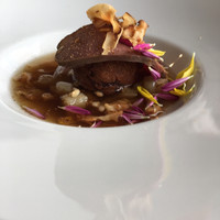 アニエルドール - フランス産鴨胸肉の低温ポシェとその腿肉と蕎麦米のクロケット 菊芋と蕎麦茶のコンソメ