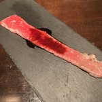 リュクス　タジマヤ - 綿あめをバーナーで炙って仕上げる一品。カラメル状の甘さが肉の味を引き立てています。