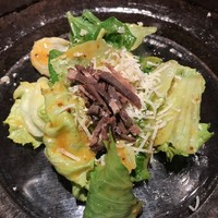 リュクス　タジマヤ - サラダは牛肉、たっぷりのチーズと共に。