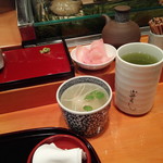 小笹寿し - 鯛の吸い物とお茶／ショーケース中は生アワビ