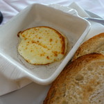 ピッツェリア　ラ・チェネッタ - 吉田牧場の焼きカチョカヴァロチーズ　自家製パン付