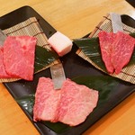 和牛焼肉 ミートバル 肉たらし - お皿の形が面白い