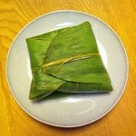シュンズケイク - 笹の葉に包まれた抹茶ロール