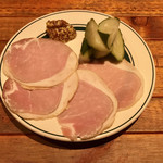 BARU 竹末 - お通し(300円)：マンガリッツァポークの自家製ハムとピクルス