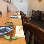旬菜 すがや - カウンター席。開店直後なのでこれですが、いつもはいっぱいです。