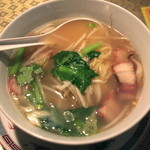 タイ料理サバイ・サバイ - チャーシュー入り中華麺