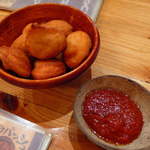 African Restaurant Calabash - アカラ（マリ）パンダ豆のコロッケと、スペシャルトマトソース。素朴な味でお通しには最適
