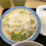 松屋 - 野菜サラダはたっぷりとフレンチドレッシングをかけて。