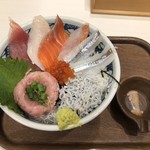 まぐろ市場 - 上海鮮丼です。