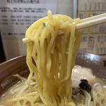 Bakujuugyouzagyouten - 「味噌らぁめん」麺リフト。麺は、機械打ち角刃麺、中太の縮れ麺で、いわゆる札幌ラーメンほどの加水率の高さはないものの、加水率高めのもちもちとしたと弾力のある麺で、そこそこにコシも残した茹で上がりとなっている。