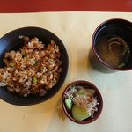 ステーキハウス 秀 - ガーリックライス、お味噌汁、香の物　2019.9