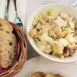 Bouillon Julien - レタス、グリルチキン、パルメザンのシンプルなシーザーサラダ　約¥600 